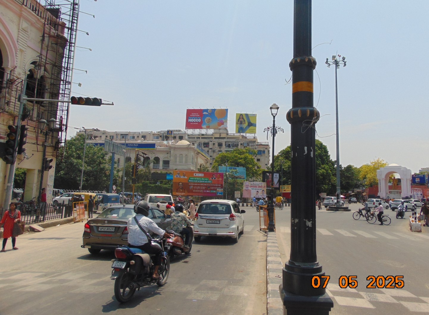 Hazratganj Crossing facing Clarks, Lucknow - 60 x 30 sqft | OOH Advertising | Lucknow